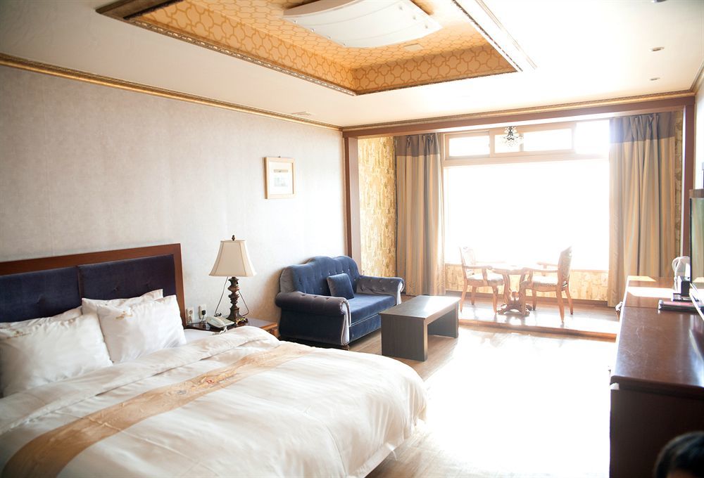 B&Beach Tourist Hotel ยอซู ภายนอก รูปภาพ