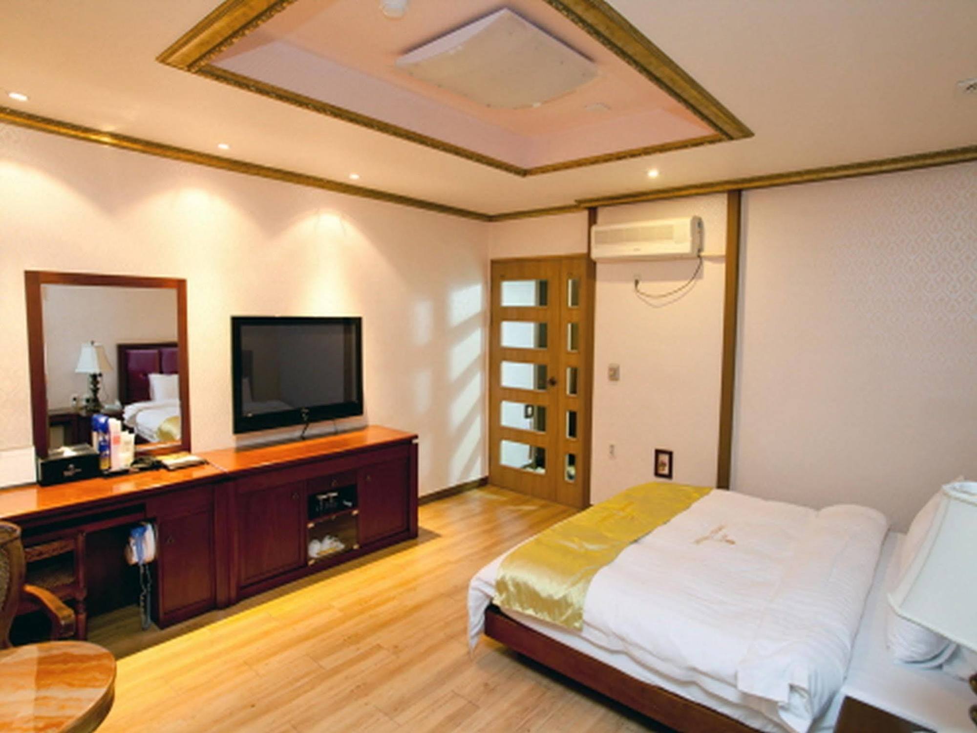 B&Beach Tourist Hotel ยอซู ภายนอก รูปภาพ