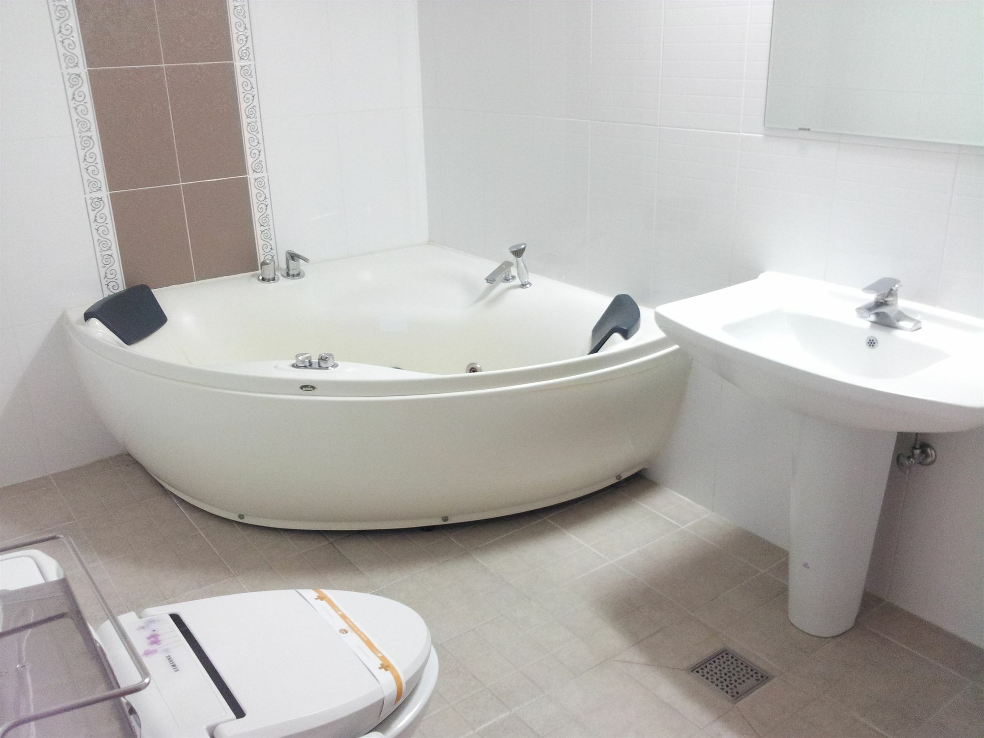 B&Beach Tourist Hotel ยอซู ภายนอก รูปภาพ